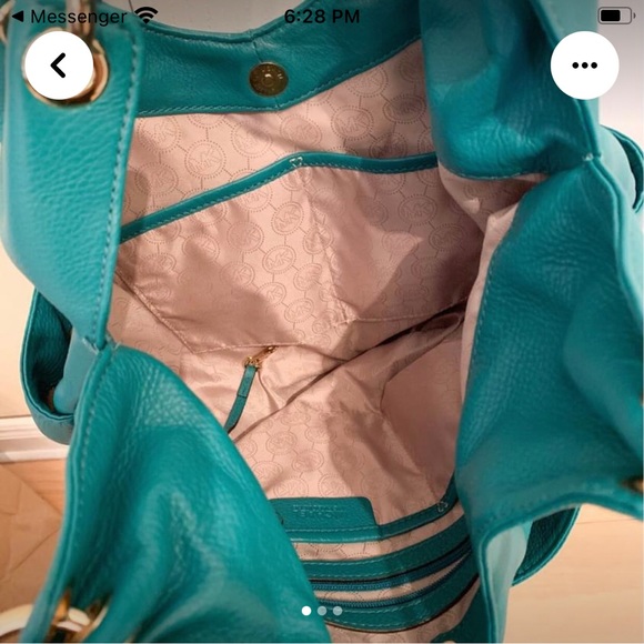 ๐ธ๐ธ๐ธ SOLD ๐ธ๐ธ๐ธ.  Large leather teal Micheal Kors purse - Picture 4 of 7